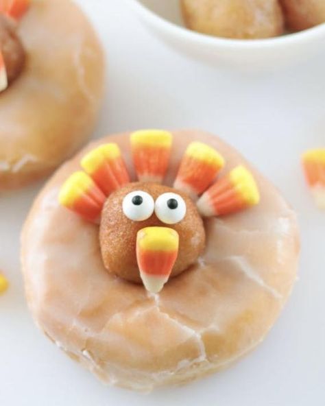 Cutefetti Thanksgiving Kids Food Activities, Turkey Donuts Kids, Harvest Treats For School, Cute Thanksgiving Breakfast, Donut Turkey Snack, Thanksgiving Food Projects For Kids, Turkey Doughnut Craft, Turkey Doughnut, Thanksgiving Treats For Toddler Classroom