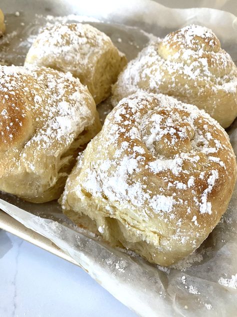 Authentic and easy Mallorca Recipe ( Puerto Rican Sweet Bread) » Glammed Events Mallorca Sweet Bread Recipe, Mallorca Recipe, Mallorca Bread, Hawaiian Bread Rolls, Fresh Baked Bread, Flour Alternatives, Sweet Buns, Puerto Rican Recipes, Baked Bread