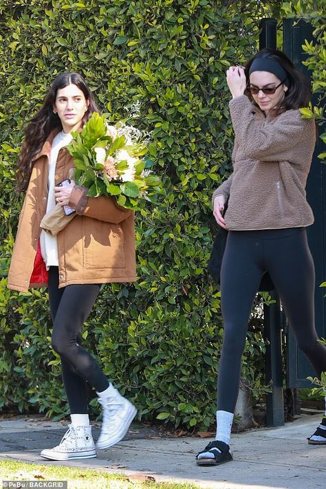 Kendall Jenner And Bella Hadid, Lauren Perez, Casual Oufits, Pakistani Fashion Party Wear, Jenner Style, Tuesday Morning, Fall Fits, Kendall Jenner Style, Autumn Aesthetic