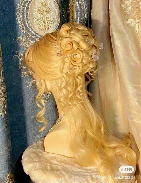 Fancy Hairstyles For Long Hair Half Up, Gilded Glamour Hair, 1600s Hairstyles Woman, Soft Hairstyles For Wedding, Long Elegant Hair, Hair Styles For Gala Night, Masquerade Ball Hair, Yule Ball Hairstyles, Majestic Hairstyles