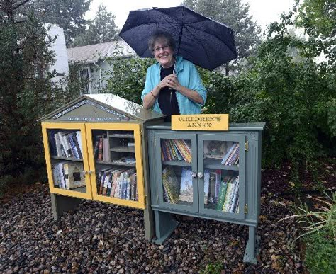 When Loveland resident Sharon Shuster Anhorn built a miniature library in her yard, she didn't expect to start reading even more. Shuster Anhorn borrows the books from her own Little Free Library -- a set of bookshelves in a converted children's headboard -- that she, her friends and neighbors, and the community continually stock, rotating in and out a few dozen books. Her library is at her home at 1303 N. Garfield Ave. Little Library Ideas, Neighborhood Library, Outdoor Library, Little Free Library Plans, Little Free Library Ideas, Free Library Ideas, Free Little Library, Tiny Library, Miniature Library