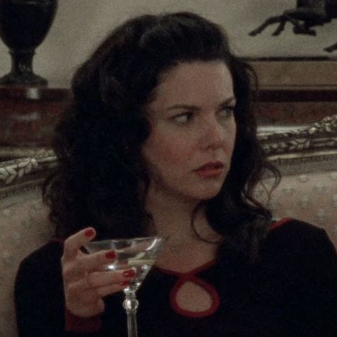 Lorelei Gilmore, Lauren Graham, Lorelai Gilmore, Rory Gilmore, Gilmore Girls, Girl Icons, Best Shows Ever, Role Models, Martini