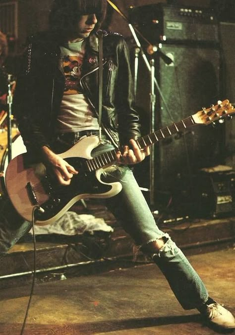 Johnny Ramone Where Did You Sleep Last Night, Johnny Ramone, Ramones T Shirt, The Righteous Brothers, Joey Ramone, Musica Rock, I'm With The Band, Guitar Hero, New Rock