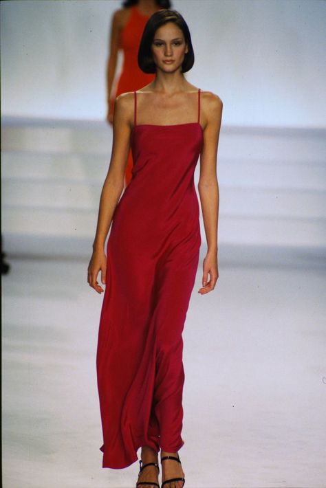 90s Dress Silhouette, 90s Minimalism Fashion Runway, 90s Runway Dresses, Silk Dress 90s, 90s Minimalism Fashion, Ines Rivero, 90s Minimalism, Models 90s, 90s Runway Fashion