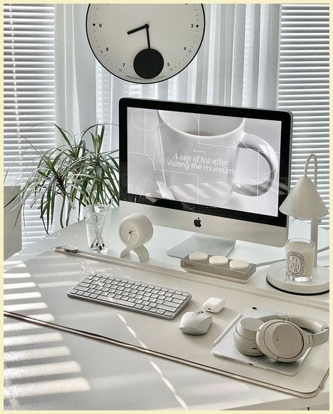 Imac Desk, White Desk Setup, Study Desk Organization, Organization Aesthetic, Work Office Decor, Cozy Home Office, Minimalist Desk, Desk Inspo, Desk Inspiration