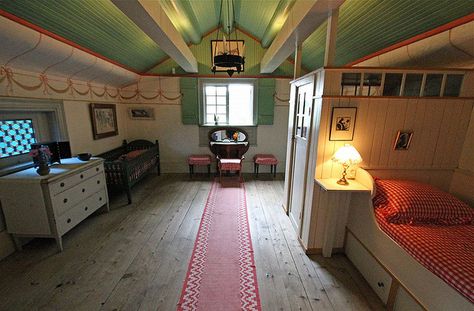 photo bedroom lilla hyttnas larsson - great attic type bedroom Swedish Style Interior, Karin Larsson, Photo Bedroom, Kids Room Interior, Childrens Bedrooms Design, Swedish Interiors, Swedish Cottage, Kids Room Interior Design, Carl Larsson