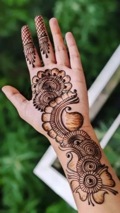 Bail Henna Designs Front Hand, Bail Mehendi, Mehndi Bail Design, Indian Mehndi Designs Hands, Black Mehndi Designs, Black Mehndi, Front Mehndi, Creative Snaps, Arabic Designs