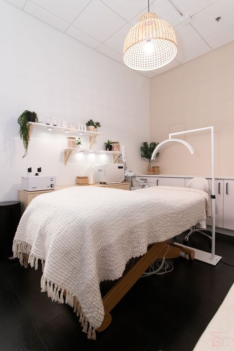 Home Microblading Room, Boho Theme Lash Room, Spa Studio Design, Spa Room Furniture, Clean Studio Aesthetic, Cute Spa Room Ideas, Esthetician Spa Decor, Boho Suite Decor, Outfits For Estheticians