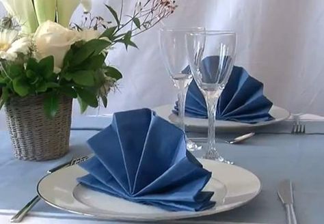 Un éventailRéalisez ce pliage de serviette incontournable, à l'aide de notre tutoriel vidéo.Niveau : facile Glasses Table Setting, Origami Sailboat, Napkins Design, Beautiful Napkin Folding, Christmas Napkin Folding, Table Settings Everyday, Noel Diy, Simple Rose, Christmas Menu