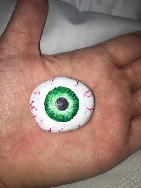 Eyeball painted rock Eyeball Rock Painting, Rock Painting Eyes, Rock Painting With Googly Eyes, Eyeball Painted Rocks, Horror Rock Painting, Scary Painted Rocks, Creepy Rock Painting, Kindness Rocks, Painted Pumpkins