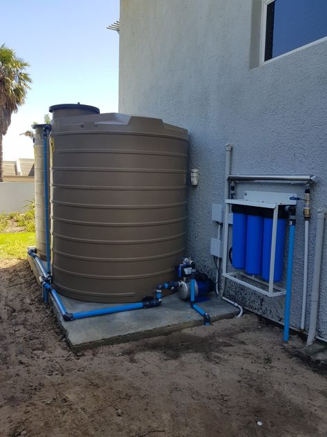 Water tank storage with filter system Well Water System, Water Catchment, Home Water Filtration, Garden Watering System, Steel Water Tanks, Farmhouse Style Bedrooms, Rain Water Tank, Pump House, Watering System