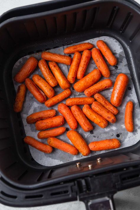 Air fryer baby carrots is a delicious side dish or a snack that's ready in 15 minutes without all the prep work. It's an easy and healthy vegetable dish the whole family will love! Meals For Picky Kids, Air Fryer Baby Carrots, Cooked Baby Carrots, Air Fryer Carrots, Frozen Sweet Potato Fries, Baby Carrot Recipes, Roasted Baby Carrots, Spicy Carrots, Air Fryer Recipes For Beginners