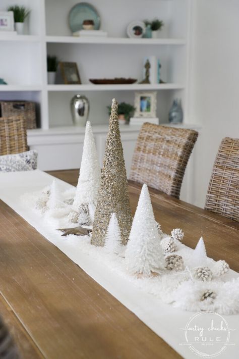 Christmas Decor Ideas Dining, White Christmas Decor Ideas, White Christmas Party, Christmas Decor Inspiration, Christmas Tree Inspiration, White Christmas Trees, White Christmas Decor, Christmas Inspo, Christmas Decorations For The Home