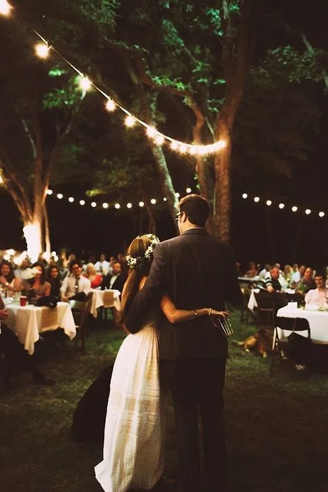 Outdoor Night Wedding, Fall Backyard, Low Key Wedding, Gift Table Wedding, Backyard Wedding Lighting, Backyard Wedding Ceremony, Funky Wedding, Garden Theme Wedding, Summer Wedding Outdoor