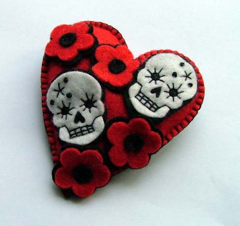 DIA DE LOS MUERTOS/DAY OF THE DEAD~Felt Sugar Skull Heart Felt Skull, Day Of The Dead Wedding, Adornos Halloween, Felt Ideas, Felt Halloween, Needle Crafts, Felt Embroidery, Fantasias Halloween, Felt Decorations