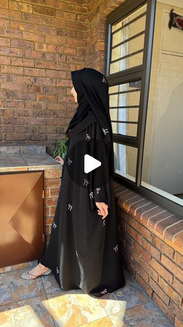 SHAISTA on Instagram: "🎀Bows embroidered abaya 🎀
sizes:-50-62
R-1650/-
#trendy #trendybiwabaya #bow #cutevibe #girlsvibes #girlythings" Bow Abaya Design, Embroidered Abaya, Abaya Design, Abaya Hijab, Trendy Bows, Hijab Styles, Beautiful Dress Designs, Abaya Designs, Black Bow