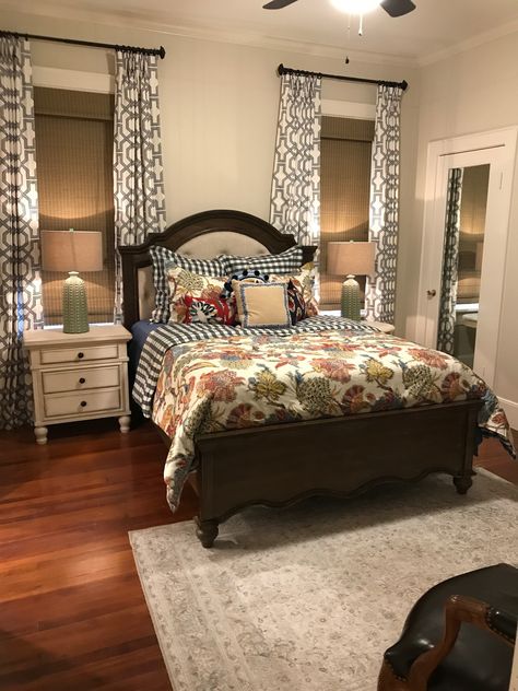 Erin Napier Bedroom Ideas, Hometown Hgtv, Hgtv Paint Colors, Hgtv Home Town, Hgtv Living Room, Home Town Hgtv, Laurel Mercantile, Hgtv Kitchens, Erin Napier