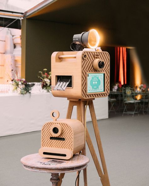 Diy Photobooth Camera Setup, Photobooth Setup, Studio Room Design, Vintage Photo Booth, Photo Booth Business, Gif Photo Booth, Photo Booth Design, Video Booth, Wooden Camera