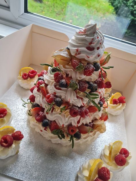 Pavlova Christmas, Christmas Pavlova, Meringue Desserts, Christmas Menu, Pavlova, Cake Art, Creative Food, Christmas Desserts, Cooking Time