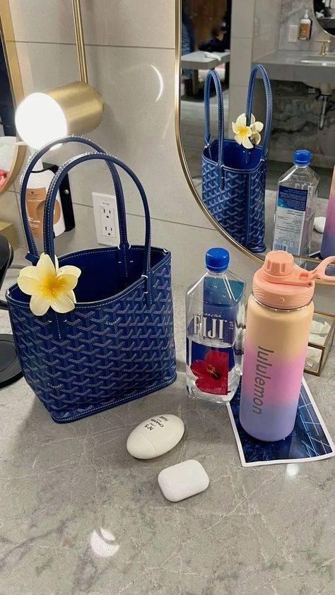 Handbag Essentials, Goyard Bag, Girly Bags, What In My Bag, Luxury Purses, Summer Essential, Bags Aesthetic, Pretty Bags, Essential Bag