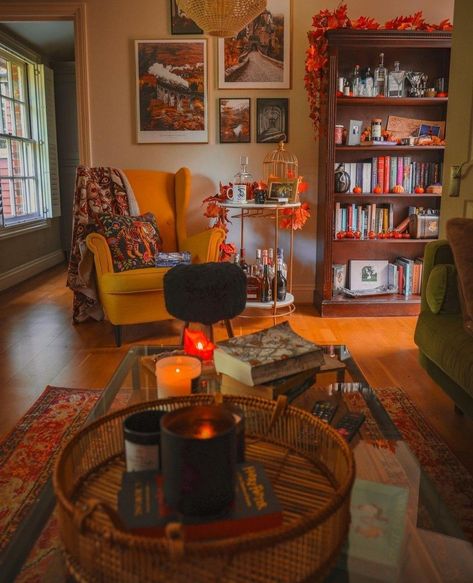 Autumn Aesthetic Apartment, Autumn Aesthetic Living Room, Halloween Living Room Decor Apartment, Autumn Cottage Interior, Harvest Decorations House, Cozy Halloween Aesthetic Living Room, Trendy Fall Decor, Winter Apartment Aesthetic, Halloween Apartment Decor Living Rooms