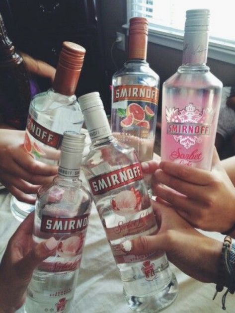 Pretty Alcoholic Drinks, Alcohol Aesthetic, Makanan Diet, Blue Curacao, Puff And Pass, Getting Drunk, Vodka Bottle, Sake, Liquor