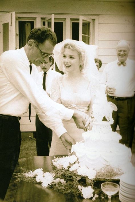 Marilyn Monroe Wedding, Arthur Miller, Anne Barge, Iconic Weddings, Joe Dimaggio, Marilyn Monroe Photos, Famous Couples, Norma Jean, Actrices Hollywood