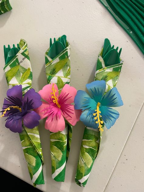 Hawaiian Party Centerpiece Ideas, Classy Hawaiian Theme Party, Hawaiian Centerpiece Ideas, Luau Graduation Party Ideas, Luau Party Crafts, Luau Table Decorations, Fundraiser Centerpieces, Tropical Sweet 16, Luau Christmas