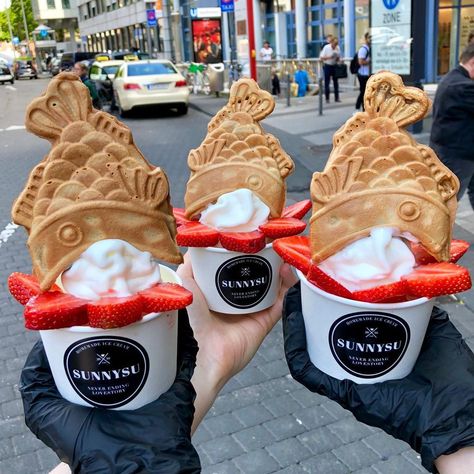 Taiyaki Ice Cream, Catering Food Displays, Waffle Ice Cream, Disney Desserts, Sugary Food, Japanese Dessert, Ice Cream Toppings, Japanese Snacks, Food Goals