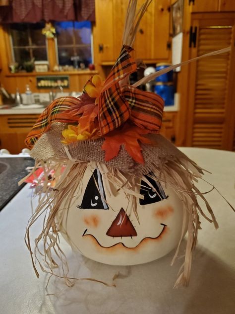 Gords Fall Decor, Scarecrow Gourds, Turkey Pumpkin Decorating, Scarecrow Pumpkin Painting, Halloween Pumpkin Crafts, Fall Gourds, Creative Pumpkin Decorating, Halloween Gourds, Scarecrow Face