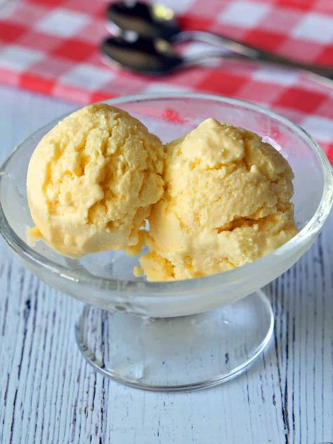 This mango frozen yogurt is made without an ice cream maker. It has a wonderfully delicate tast. iIt's creamy and very refreshing! Melon Ice Cream Recipes, Mango Frozen Yogurt Recipe, Frozen Yogurt Recipe Healthy, Mango Frozen Yogurt, Fruity Ice Cream, Yogurt Recipes Healthy, Mango Ice Cream Recipe, Beer Ice Cream, Frozen Yogurt Recipes