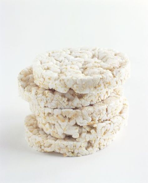 13 Surprising Weight Loss Foods to Sneak Into Your Lunch: RICE CAKES: Creamy and chewy is great and all, but sometimes you just need a little crunch. Rice cakes nail that crispy, satisfying note. "These firm crisps can be a great vehicle for foods like peanut butter or jelly," says Lisa Hayim, founder of The Well Necessities and TWN Collection. "You can enjoy the crunch, while skipping the calories and carbohydrates from  nutrient-lacking snacks like chips or pretzels." Try topping rice cakes wi Eating Games, Benefits Of Rice, Rice Cake Recipes, Rice Crisps, Food Gallery, Healthy Snack Options, Low Calorie Snacks, Snack Options, Snack Cake