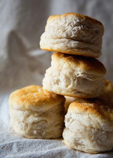 The Easiest Biscuits You'll Ever Make – Garden & Gun Buttermilk Biscuits Easy, Best Biscuit Recipe, Easy Biscuit Recipe, Biscuit Bread, Biscuit Rolls, Biscuits Easy, Buttery Biscuits, Homemade Biscuits, Cake Flour