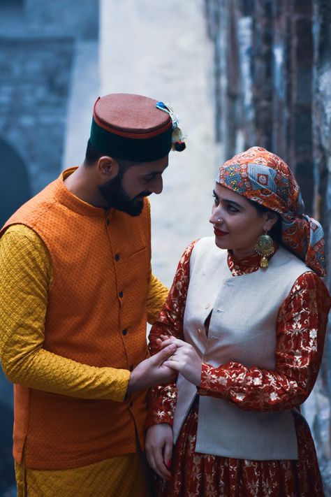 Himachal pradesh local dress Garhwali Couple, Pahadi Outfit, Himachal Pradesh Traditional Dress, Uttrakhand Traditional Dress, Uttarakhand Traditional Dress, Himachali Dress, Pahadi Couple, Himachal Pradesh Culture, Manali Pics