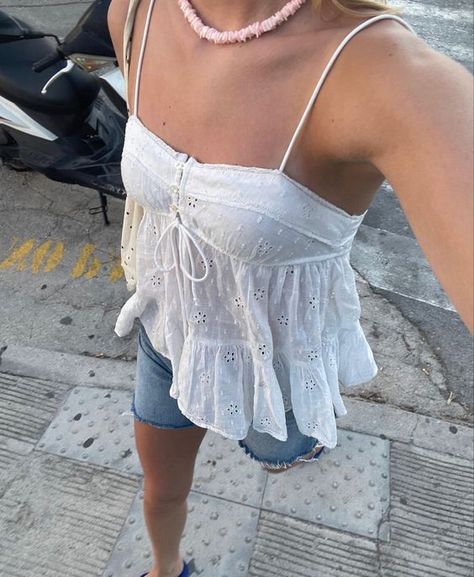 White Babydoll Tank Top Outfit, Flowy Tank Top Outfit Summer, Babydoll Tank Outfit, Flowy Shirt Outfit Summer, European Summer Tops, White Flowy Top Outfit, Summer Flowy Tops, Belly Conklin Core Outfits, White Babydoll Top Outfit