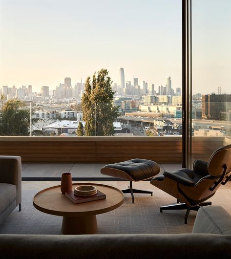 Cheers to Friday! 🥃 Our clients have the best happy hour spot with incredible views of downtown San Francisco. Architect: @wdaarch_inc 📷 @matthewmillmanphotography . #modernhomes #sanfranciscointeriordesign #contemporaryhomes #modernarchitecture #sanfranciscointeriordesigner #bayareainteriordesign San Francisco Living Room, San Francisco Living, Living Room Niche, San Francisco Interiors, Modern Remodel, Herringbone Wood Floor, San Francisco Houses, Latest Interior Design Trends, Geometric Lighting