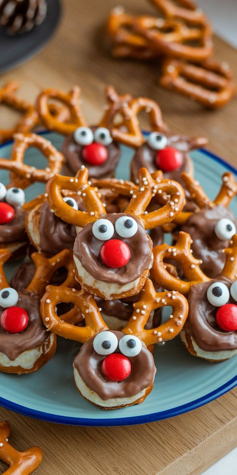 Sweet and Salty Fun: Get into the holiday spirit with these adorable Reindeer Pretzel Bites! Combining crunchy pretzels, creamy chocolate, and festive toppings, these treats are perfect for holiday parties and family gatherings! Raindeer Chocolate Pretzels, Diy Reindeer Food For Kids, School Winter Holiday Party Snacks, Pretzel Rain Deer, Holiday Snack Ideas For Kids, Holiday Baking With Toddlers, Kid Friendly Christmas Snacks, Daycare Holiday Treats, Reindeer Pretzel Treats