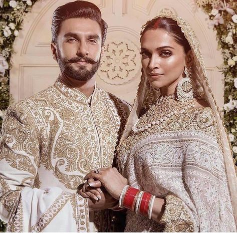 Deepika Padukone Ranveer Singh Official Wedding and Reception Photos Deepika Ranveer, Saree Bollywood, Bollywood Couples, Indian Bride And Groom, Ranveer Singh, Shah Rukh Khan, Bollywood Stars, Bollywood Celebrities, Deepika Padukone