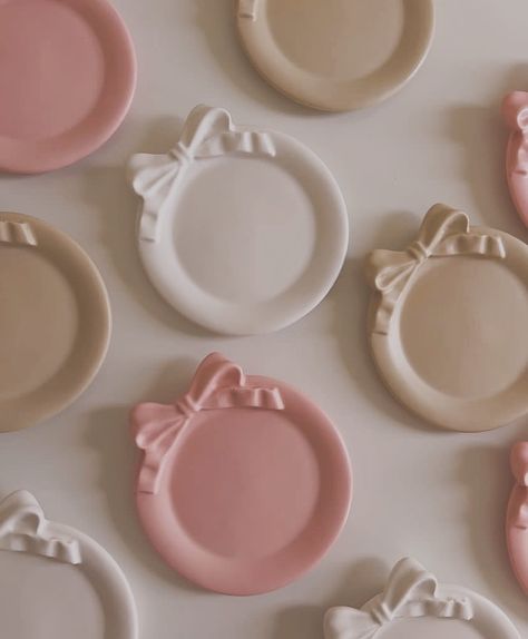 Cutesy bow trinkets 🎀 Bow Clay Art, Clay Tray Ideas, Ribbon Ceramic, Bow Candle, Clay Tray, Christmas Sleepover, Vanity Inspiration, Pink Dishes, Concrete Tray