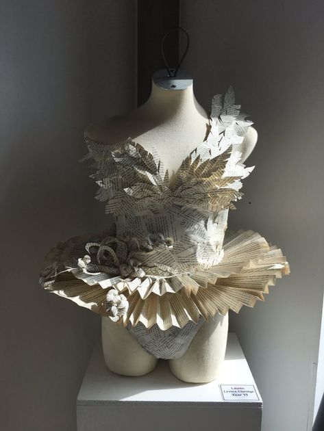 Paper Dress Art, Chubby Style, Sculpture Fashion, Newspaper Dress, Sculpture Art Projects, Art Final, Paper Clothes, Recycled Dress, Mannequin Art