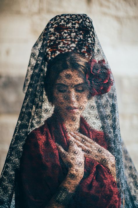 Spanish Inspiration in the desert Spanish Bride, Spanish Clothing, Spanish Dress, Mantilla Veil, Floral Hair Pieces, Spanish Woman, Spanish Wedding, Steampunk Victorian, Spanish Fashion