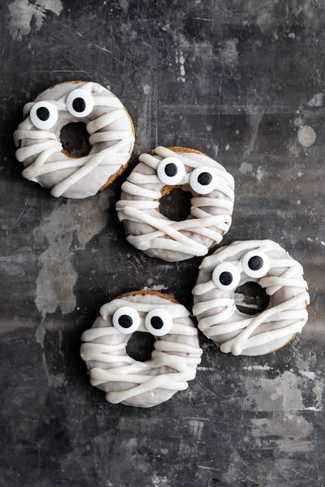 Pumpkin Doughnuts, Pumpkin Mummy, Donut Decorating Ideas, Pumpkin Doughnut, Postres Halloween, Halloween Donuts, Traditional Halloween, Glazed Doughnuts, Donut Decorations