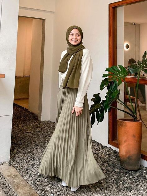 Outfit Rok Plisket, Plisket Skirt Outfit Hijab, Jakarta Photography, Span Skirt, Moslem Fashion, Hijabi Outfit, Street Hijab Fashion, Muslim Style, Beach Love