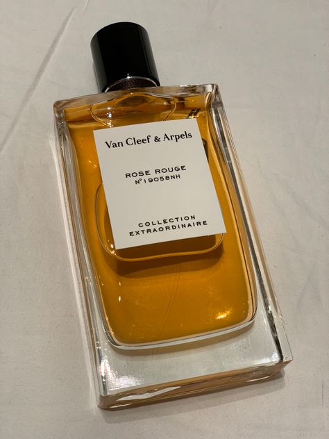 Rose Perfume Aesthetic, Rouge Perfume, Perfume Aesthetic, Perfume Label, Fashion Minimal, Rose Perfume, Van Cleef And Arpels, Rose Rouge, Skyfall