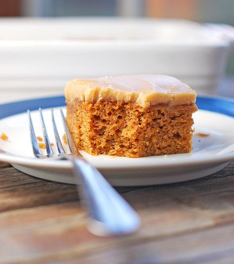 These pumpkin bars are moist and so addicting when topped with this old-fashioned caramel frosting. Always a crowd-pleaser! Rainbow Cheesecake, Pinch Of Yum, Caramel Icing, Caramel Frosting, Pumpkin Bars, Thanksgiving Desserts, Brownie Bar, Frosting Recipes, Trifle