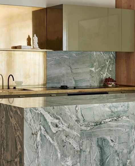 Vogue Living Interiors, Brass Splashback, Splashback Kitchen, House Cast, Proposal Design, Brass Interior, Marble Kitchen, American Kitchen, Kitchen Splashback