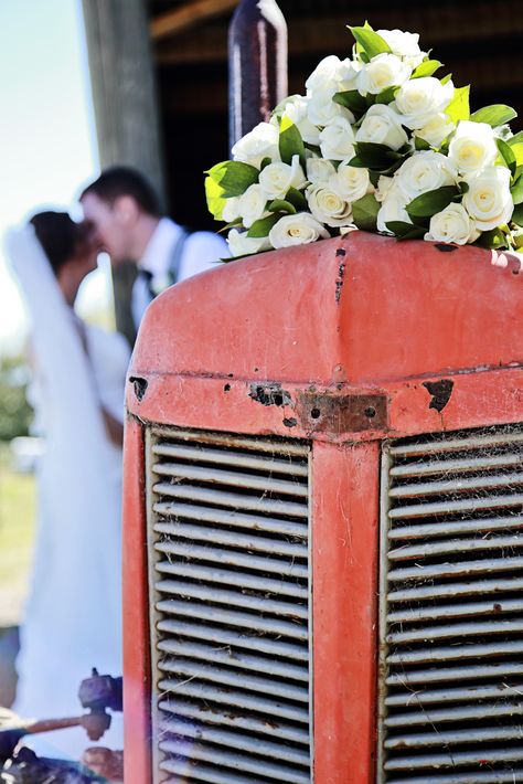 Tractor Photography, Tractor Wedding, Farmer Wedding, Farm Wedding Photos, Tractor Pictures, Bridal Photography Poses, Old Tractor, Country Chic Wedding, Photographs Ideas