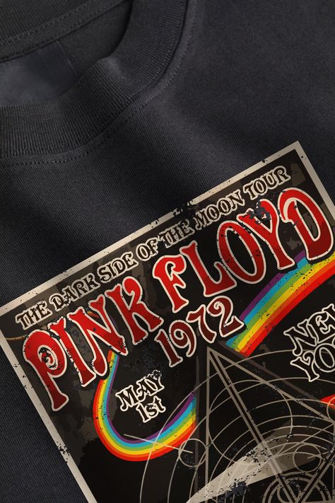 This band shirt celebrates the rock band Pink Floyd with its vintage aesthetic and makes a perfect retro graphic rock music shirt for any season and is surely a great music festival outfit. This aesthetic vintage shirt has a distressed print which makes it pairable with any of your favorite summer clothing items. Band Shirt Aesthetic, Festival Outfits Winter, Festival Outfit Rain, Rock Concert Outfit, Winter Festival Outfit, Concert Outfit Rock, Boho Festival Outfit, Festival Outfit Inspiration, Led Zeppelin Shirt