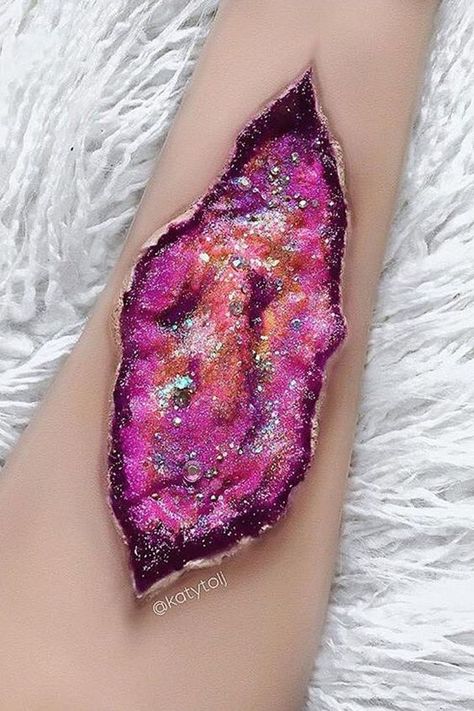 This Makeup Artist Paints Geodes On Her Body, and The Results Are Mesmerizing Special Effect Makeup, Geode Makeup, Sfx Makeup Ideas, Makeup Artist Tattoo, Bridal Makeup Ideas, Monster Makeup, Special Fx Makeup, Face Art Makeup, Scary Halloween Costumes