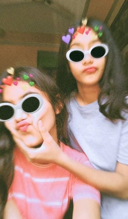 Aesthetic sisters, bestfriend, laughing, cute, long hair, face Poses With Sisters Photo Ideas, Sisters Photoshoot Ideas, Sister Poses For Pictures, Sister Picture Poses, Aesthetic Sisters, Sisters Photography Poses, Instagram Black Theme, Golden Blouse, Sister Photography